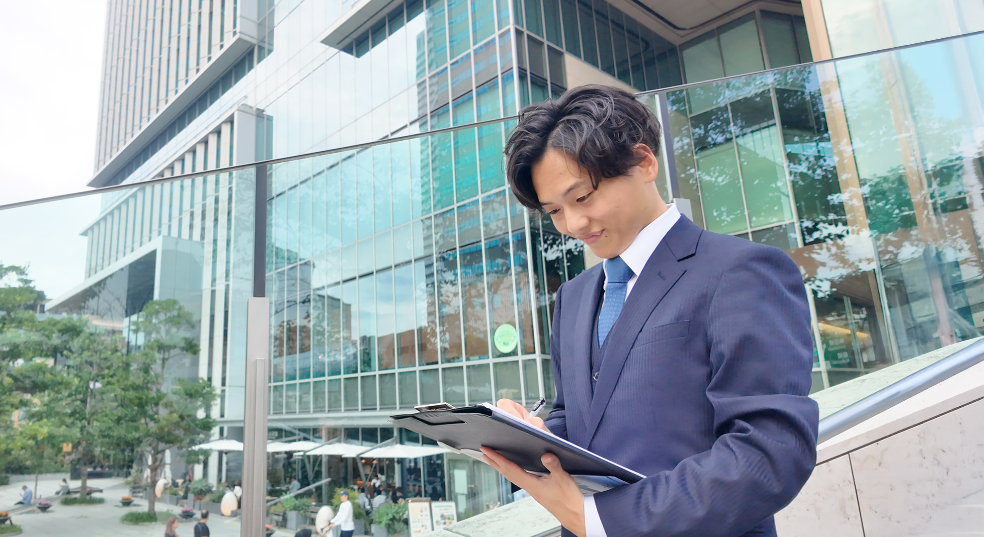 出先にて、真剣な表情でメモを取る手元のアップ