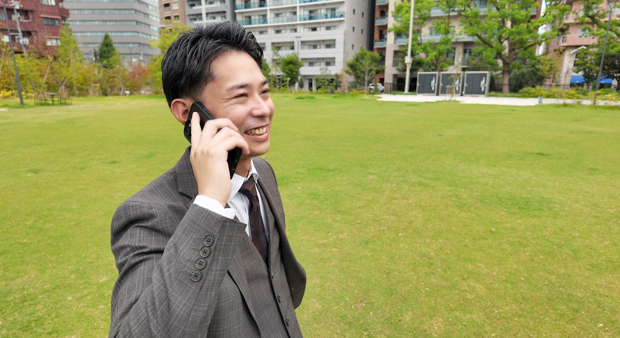 お客様からのお電話に爽やかに対応中